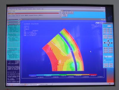 Bildschirm mit ANSYS-Programm bei der Spannungsauswertung