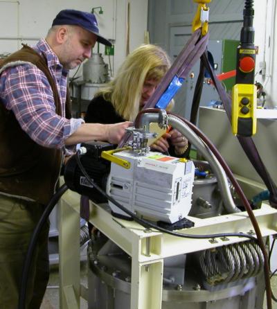 Letzter Schritt vor den Testläufen, nach der erfolgreichen Vakuumprobe wird das Öl aufgefüllt.