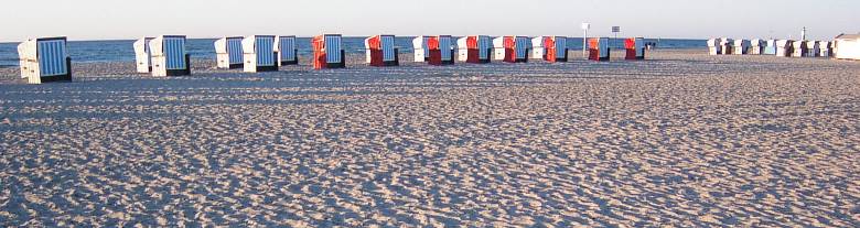 Strandkörbe in Warnemünde abends